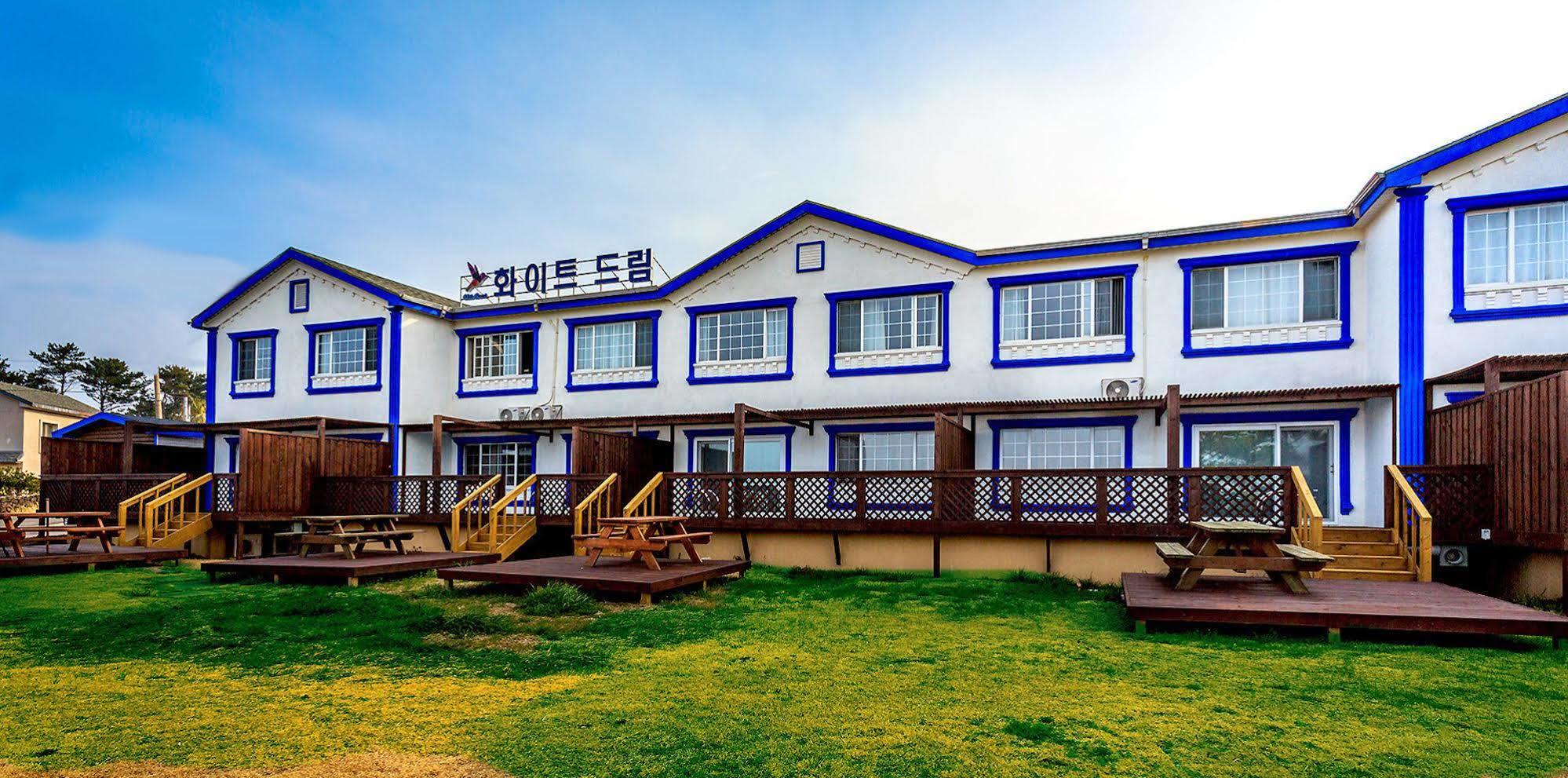 White Dream Pension Jeju by Eksteriør bilde